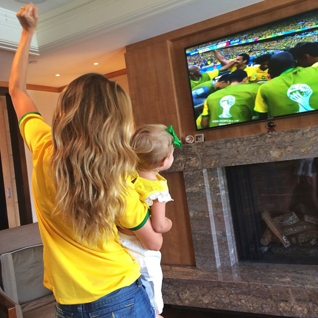 Gisele Bündchen celebra o primeiro gol do Brasil contra o Chile nas redes sociais. Leia em O Fuxico!