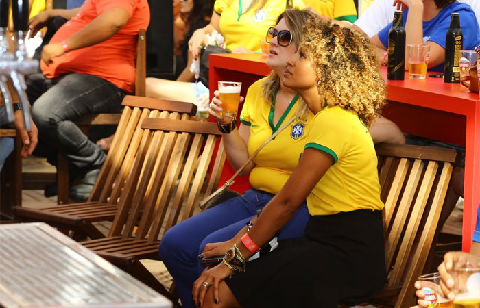 Sheron Menezes torce pelo Brasil com amigos no Rio
