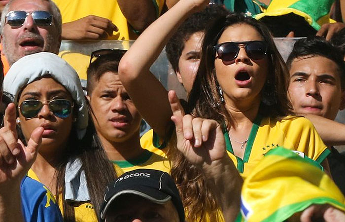 Bruna Marquezine prestigia Neymar no jogo entre Brasil e Chile