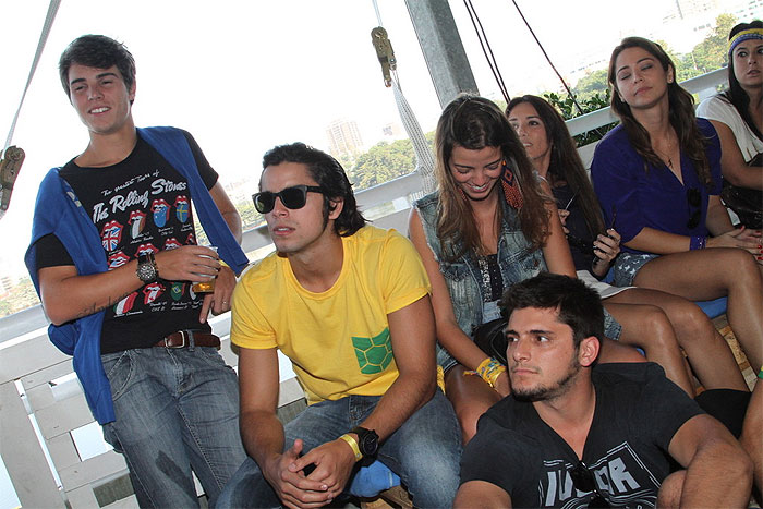 Bruno Gissoni, Rodrigo Simas e outros atores assistem ao jogo do Brasil juntos no Rio