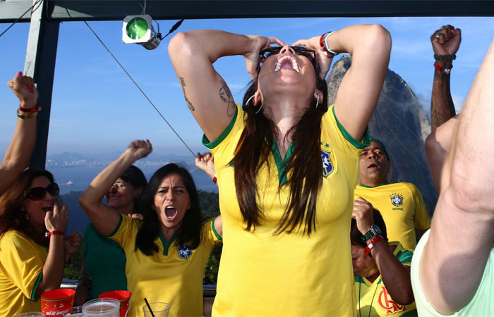 Anitta sofre, mas comemora vitória do Brasil sobre o Chile em arena no Rio