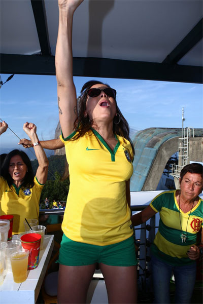 Anitta sofre, mas comemora vitória do Brasil sobre o Chile em arena no Rio