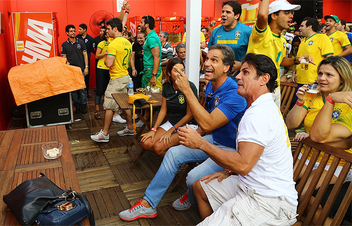 Vitor Fasano e Fabiana Karla animam torcida pelo Brasil