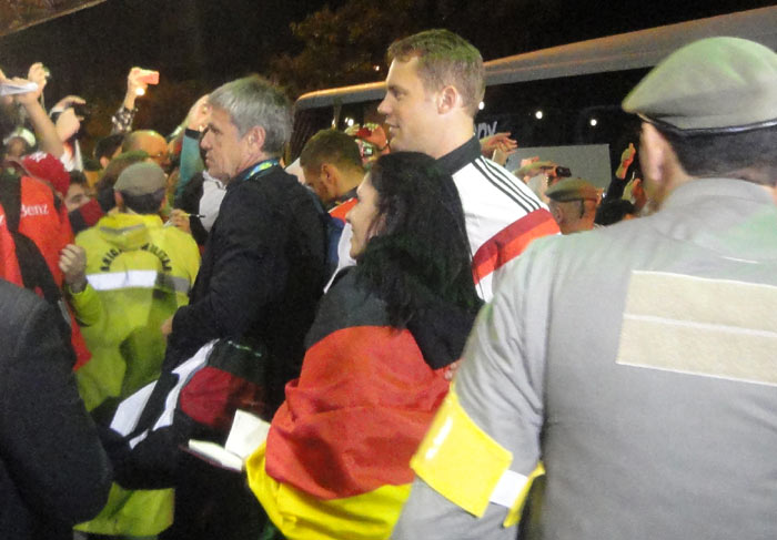 Jogadores da Alemanha chegam a Porto Alegre e esbanjam simpatia