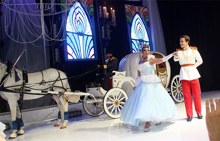 Valesca Popozuda vira princesa e chega de carruagem em show
