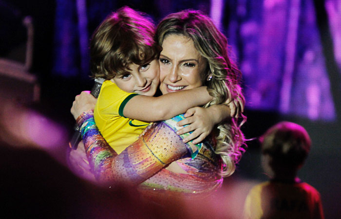 Toda colorida! Claudia Leitte recebe os filhos no palco durante show