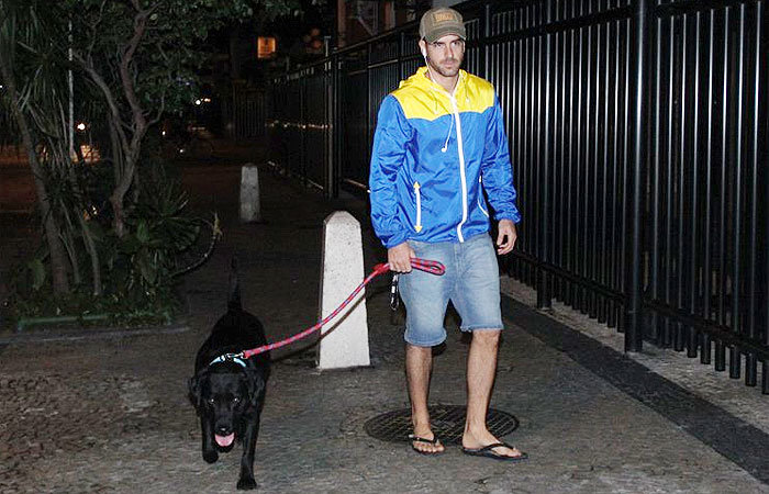 Marcos Pitombo faz caminhada noturna com seu cachorro no Rio