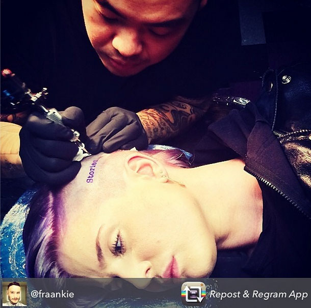 Kelly Osbourne faz tatuagem na cabeça