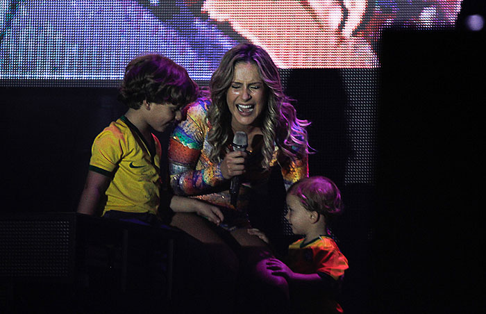 Claudia Leitte recebe os filhos no palco durante show