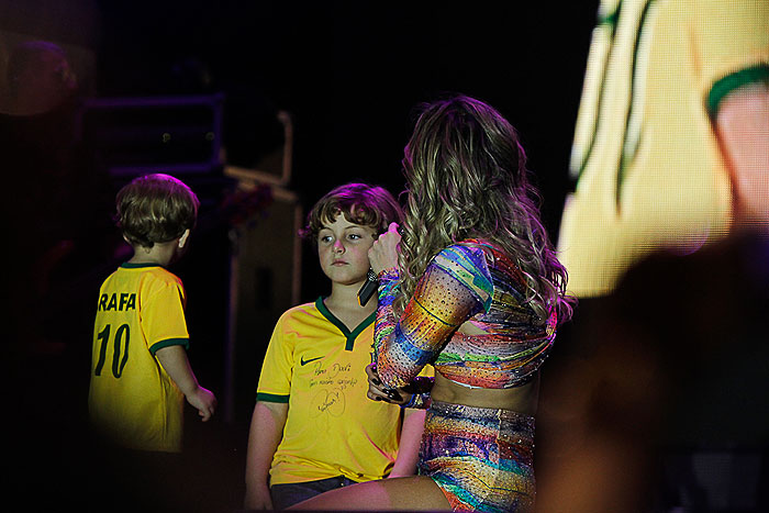 Claudia Leitte recebe os filhos no palco durante show