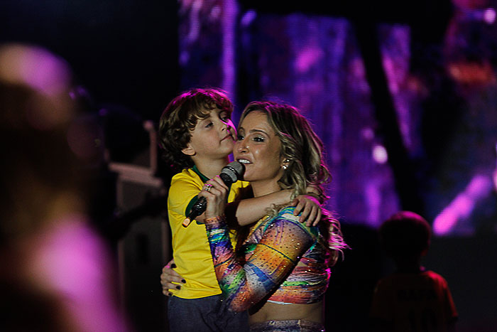 Claudia Leitte recebe os filhos no palco durante show