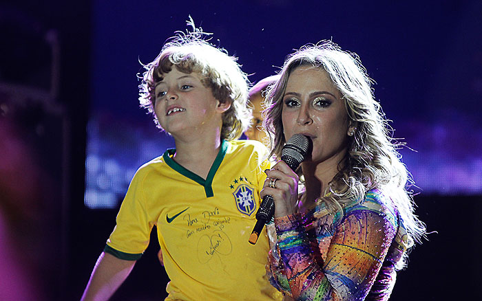 Claudia Leitte recebe os filhos no palco durante show