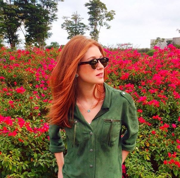 Marina Ruy Barbosa posa linda em jardim florido