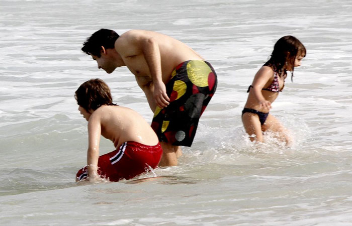 Murilo Benício passa a tarde com o filho na praia da Barra