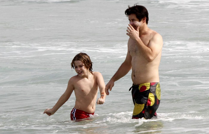 Murilo Benício passa a tarde com o filho na praia da Barra