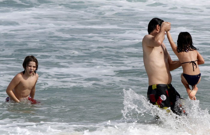 Murilo Benício passa a tarde com o filho na praia da Barra