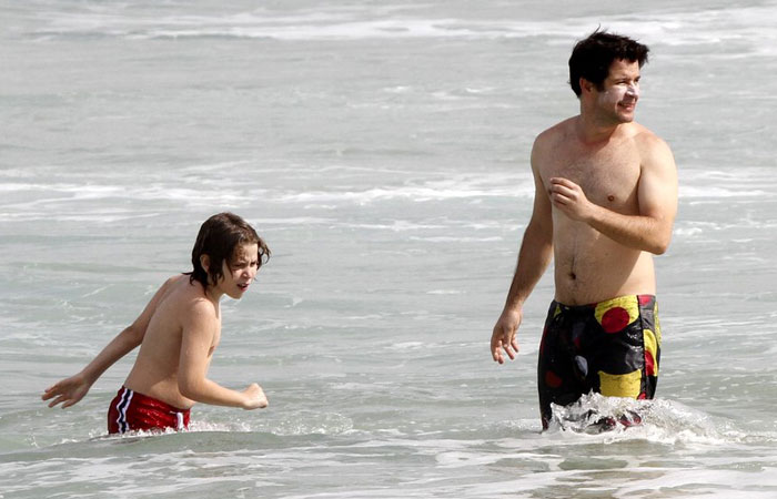 Murilo Benício passa a tarde com o filho na praia da Barra