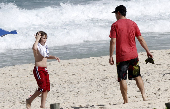 Murilo Benício passa a tarde com o filho na praia da Barra