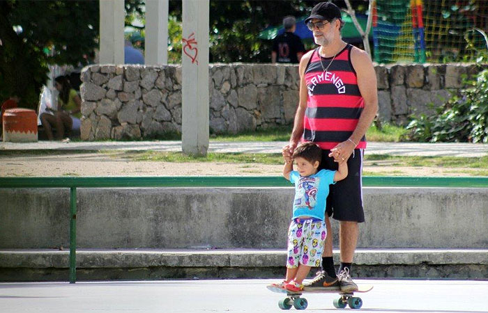 De novo visual, Eduardo Moscovis se diverte com os filhos no Rio