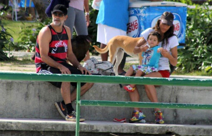 De novo visual, Eduardo Moscovis se diverte com os filhos no Rio