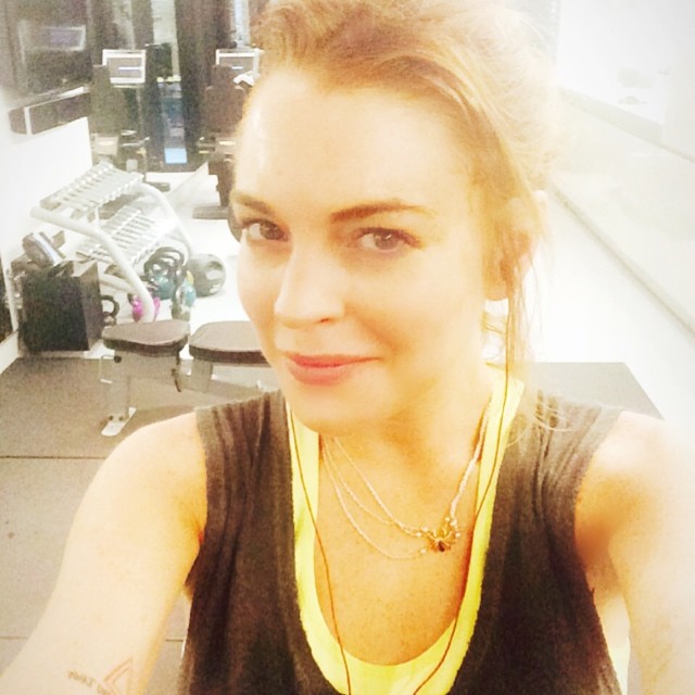 Lindsay Lohan treina sem maquiagem e faz selfie na academia