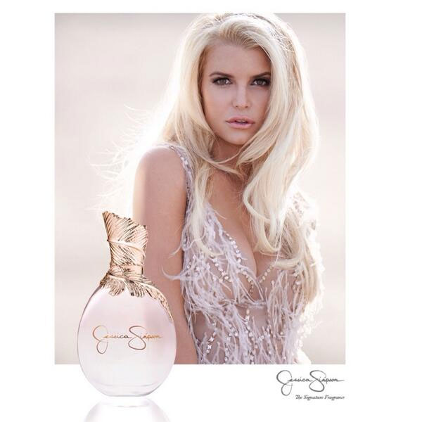 Jessica Simpson posa para campanha de seu perfume com look ousado