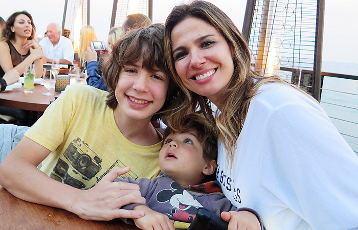 Luciana Gimenez se diverte com os filhos em Malibu