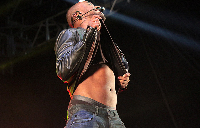 Thiaguinho exibe a barriga durante show em Festa Junina