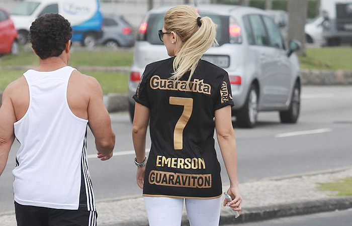 Antônia Fontenelle caminha na Barra com camiseta de Emerson Sheik