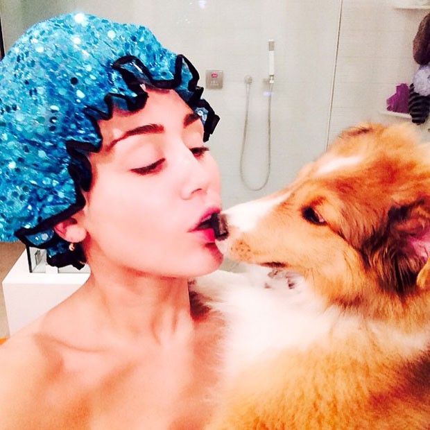 Miley Cyrus toma banho com seu cachorro