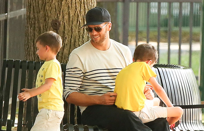  Papai Coruja: Tom Brady brinca com os filhos, John e Benjamin