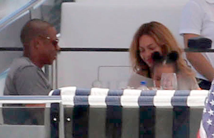 Beyoncé e Jay-z descansam em iate após primeiro show da turnê On The Run