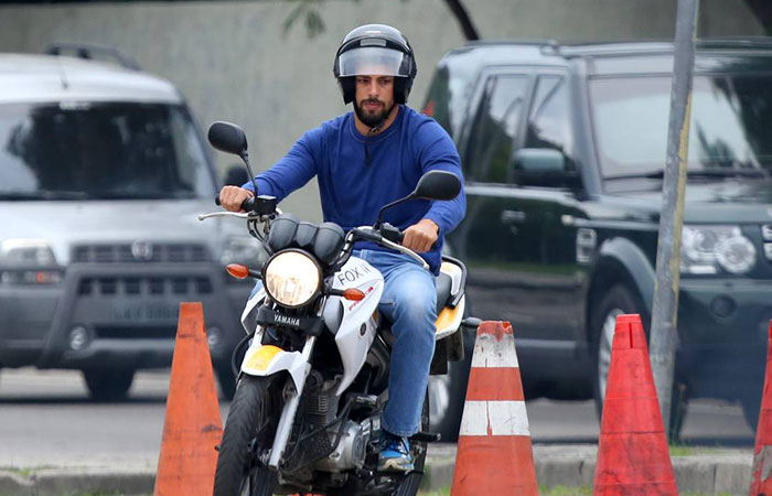 A Cauã Reymond aprende a pilotar motos no Rio