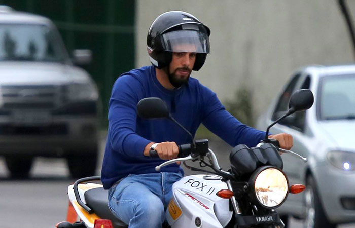 A Cauã Reymond aprende a pilotar motos no Rio