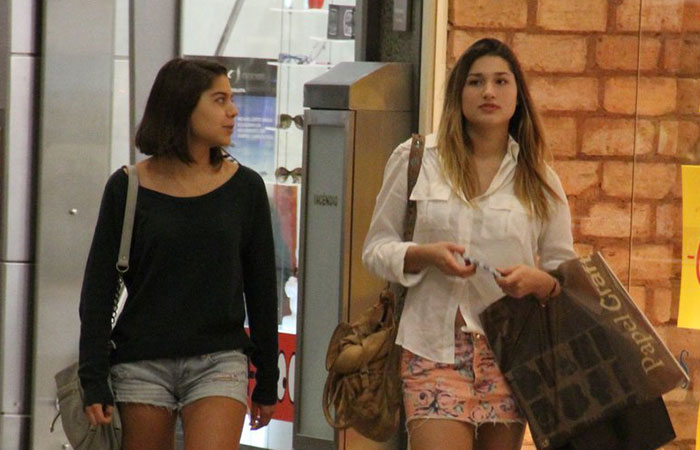 A Sasha tem tarde de compras com amiga, no Rio de Janeiro