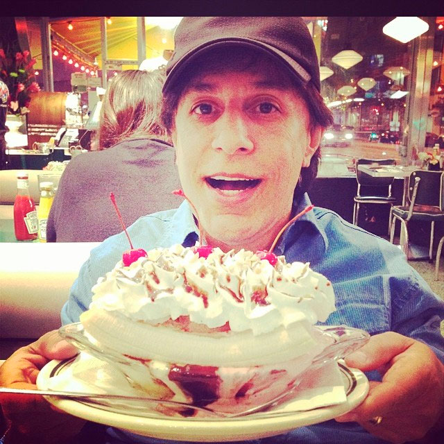  Tom Cavalcanti foge da dieta e ataca banana split