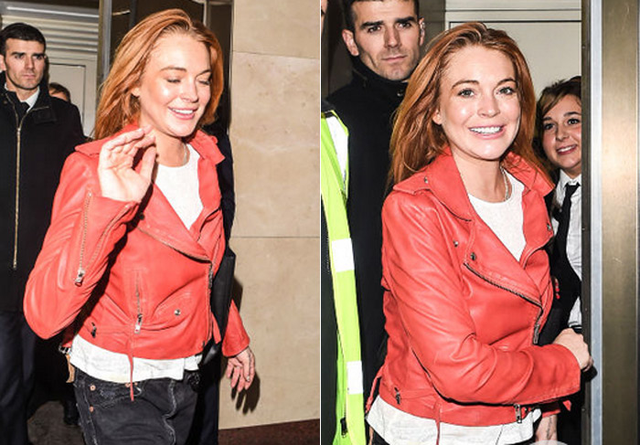 Lindsay Lohan é clicada toda simpatica em porta de boate londrina