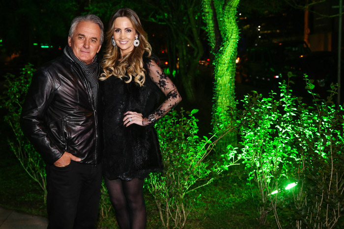 Otávio Mesquita e a esposa, Melissa Wilman, posam no aniversário do apresentador, em São Paulo