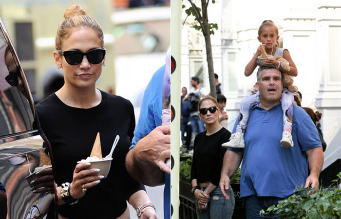 Em dia de folga, Jennifer Lopez compra sorvete para os filhos em Nova York