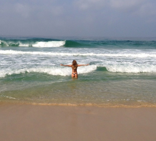 Depois de malhação, Deborah Secco toma banho de mar no Rio