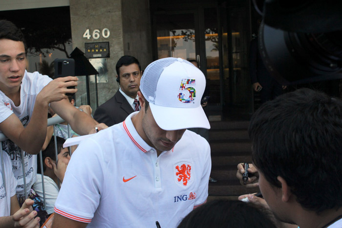 Robin van Persie é assediado por fãs em Ipanema