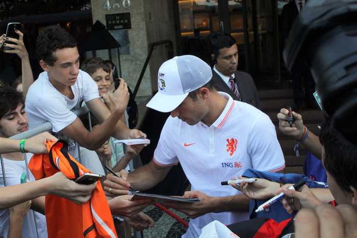 Robin van Persie é assediado por fãs em Ipanema