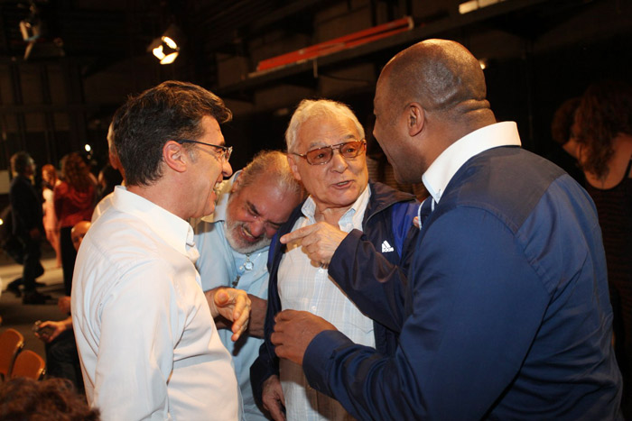 Ailton Graça e Paulo Betti conversam com grupo de atores da trama durante a apresentação da trama de Agnaldo Silva