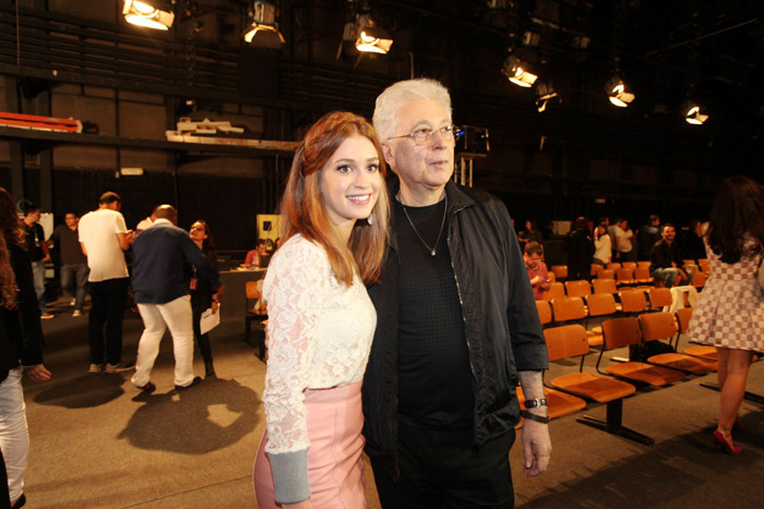 Marina Ruy Barbosa e Agnaldo Silva posam para fotos