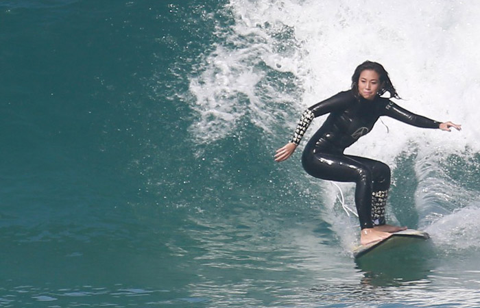 Daniele Suzuki mostra suas habilidades no surf no Rio de Janeiro