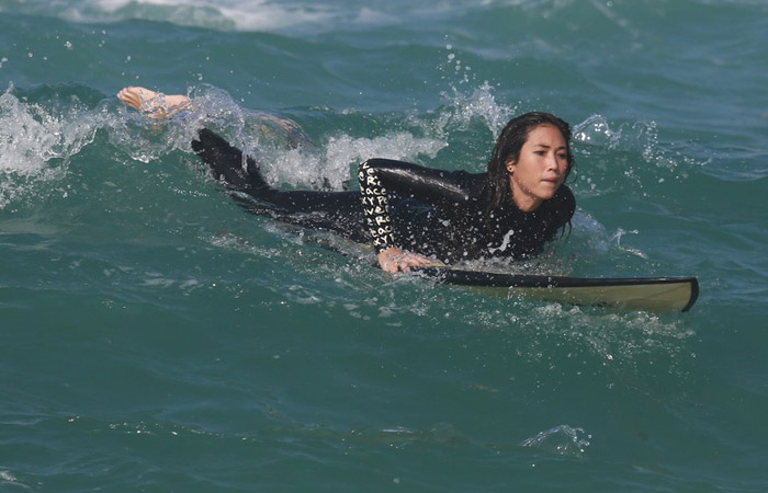 Daniele Suzuki mostra suas habilidades no surf no Rio de Janeiro