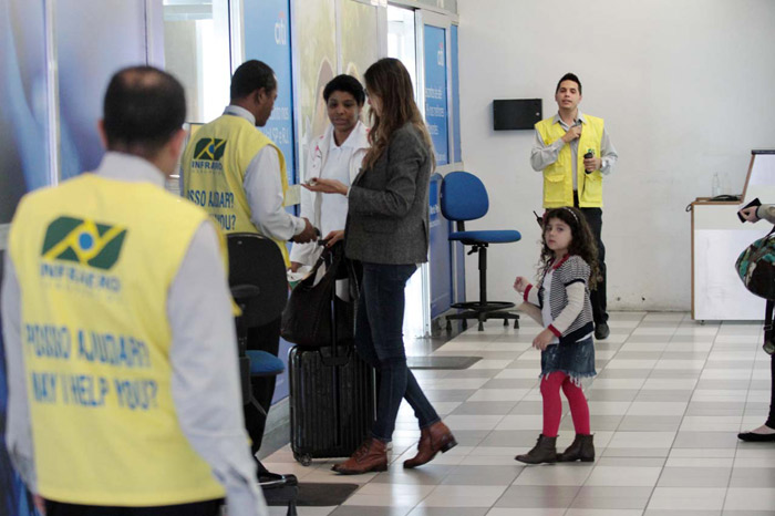 Mônica Martelli e Milhem Cortaz passam pelos corredores de aeroporto em São Paulo