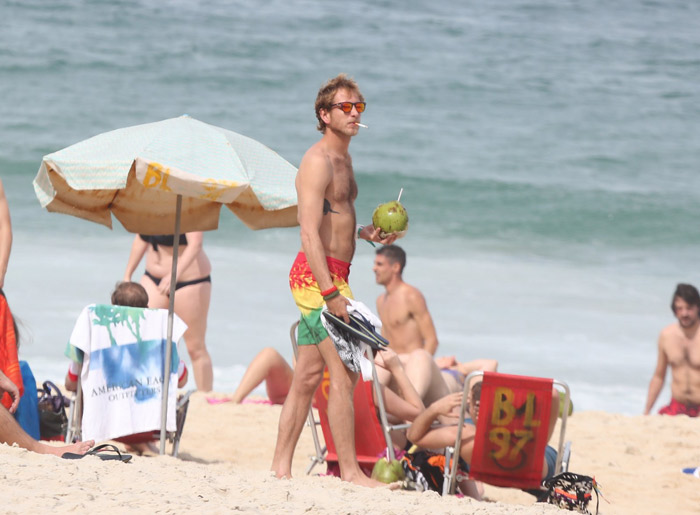 Andrea Casiraghi fuma na sacada de hotel em Ipanema