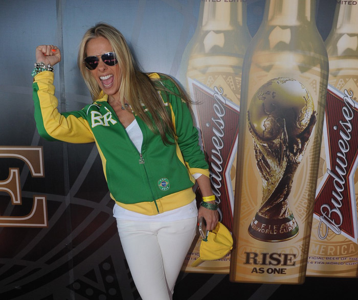 Adriane Galisteu anima a torcida pela Argentina no jogo contra a Suíça em São Paulo