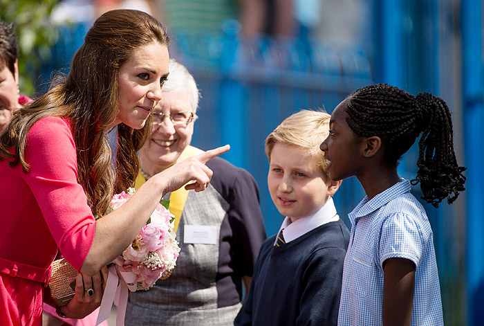  Kate Middleton conversa com crianças durante visita à escola em Londres